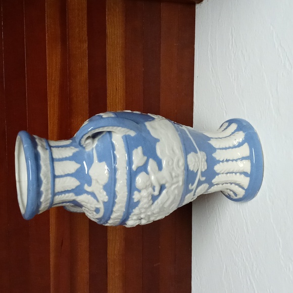 Cherub Porcelain Vase - Picture 2 of 7